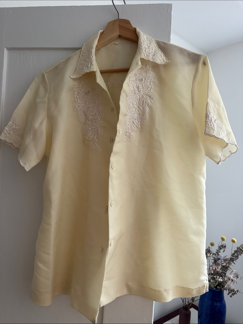 Short-Sleeve Embroidered Button-Up Shirt in Cream / Light Yellow